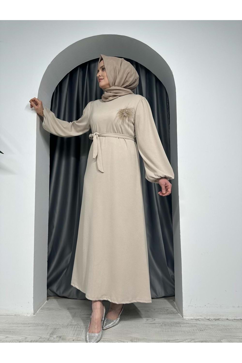 Burgu Kumaş Çiçek Aksesuarlı Elbise 1652 - azra fashion - Bej - 50-52 - AZRA05305-44159
