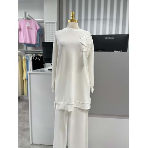Göğüs Çiçek Detaylı Takım 6006 - Beyaz - L-XL